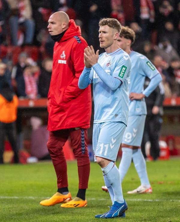 Torwart Marvin Schwäbe (l) von 1. FC Köln und Teamkollegen bedanken sich am 20. Dezember 2023 nach der Niederlage bei den Fans.
