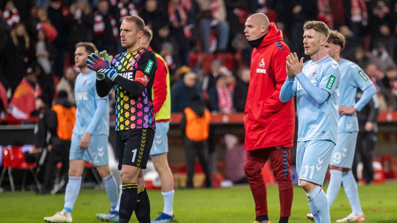 Torwart Marvin Schwäbe (l) von 1. FC Köln und Teamkollegen bedanken sich am 20. Dezember 2023 nach der Niederlage bei den Fans.
