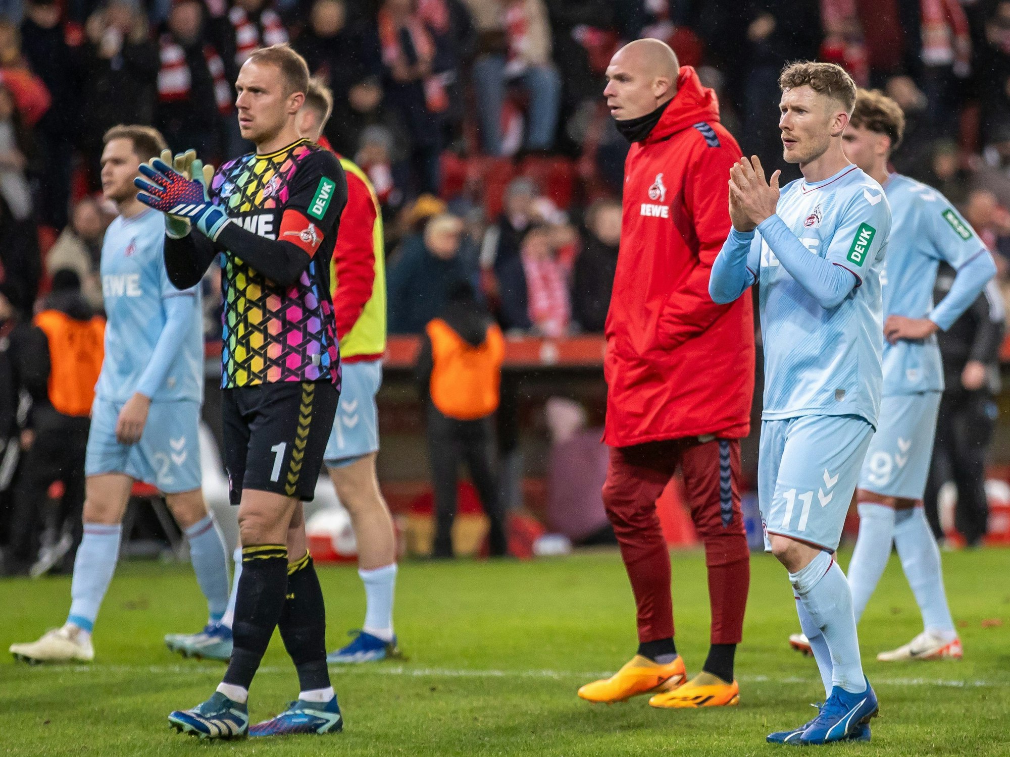 Torwart Marvin Schwäbe (l) von 1. FC Köln und Teamkollegen bedanken sich am 20. Dezember 2023 nach der Niederlage bei den Fans.