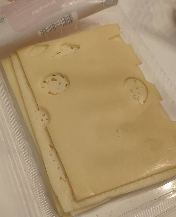 Netto-Kunde rätselt über „blinden Passagier“ im Käse: „Sehr mysteriös alles“
