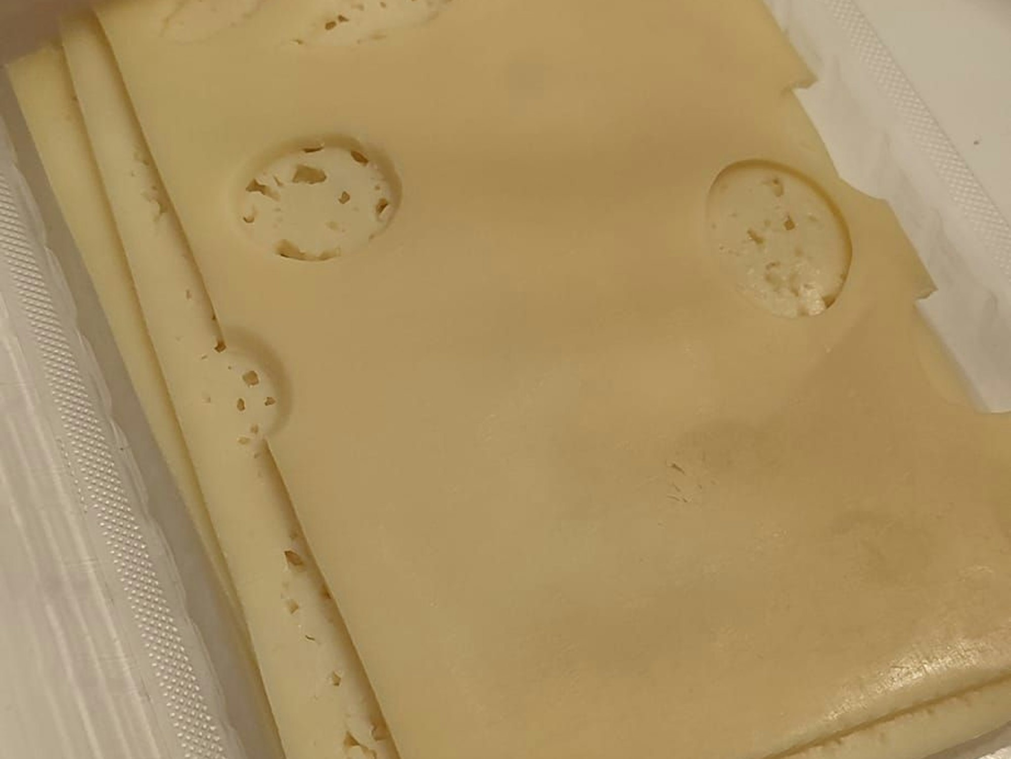 Netto-Kunde rätselt über „blinden Passagier“ im Käse: „Sehr mysteriös alles“