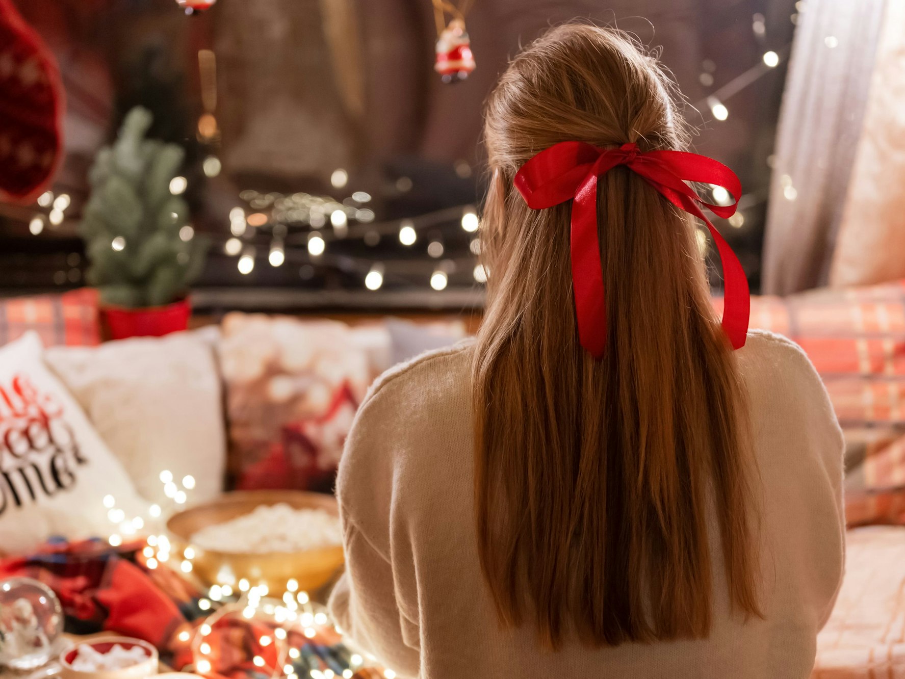 Junge Frau mit Haarschleife