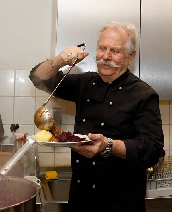 Henning Krautmacher bereitet er die Hauptspeise vor.