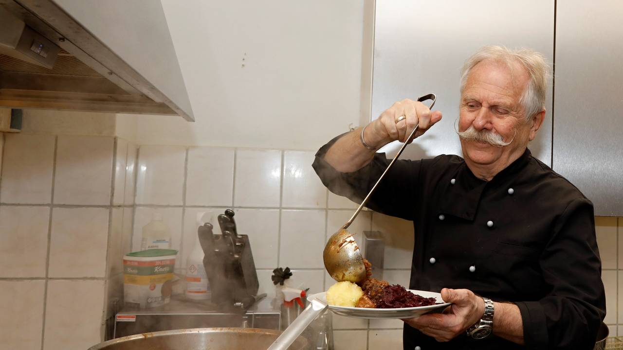 Henning Krautmacher bereitet er die Hauptspeise vor.