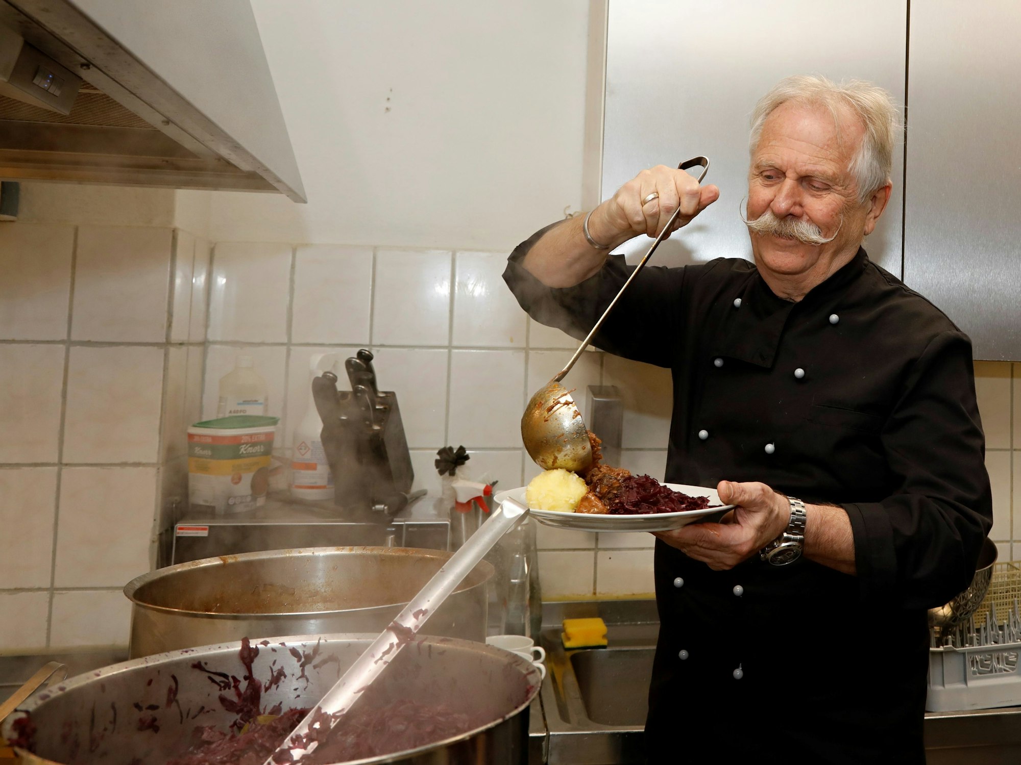 Henning Krautmacher bereitet er die Hauptspeise vor.