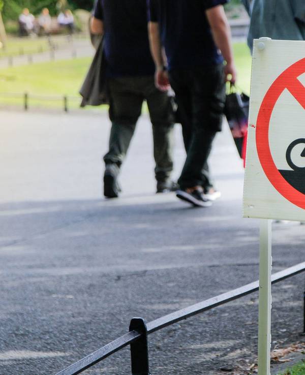 Ein Verbotsschild für Fahrradfahrer.
