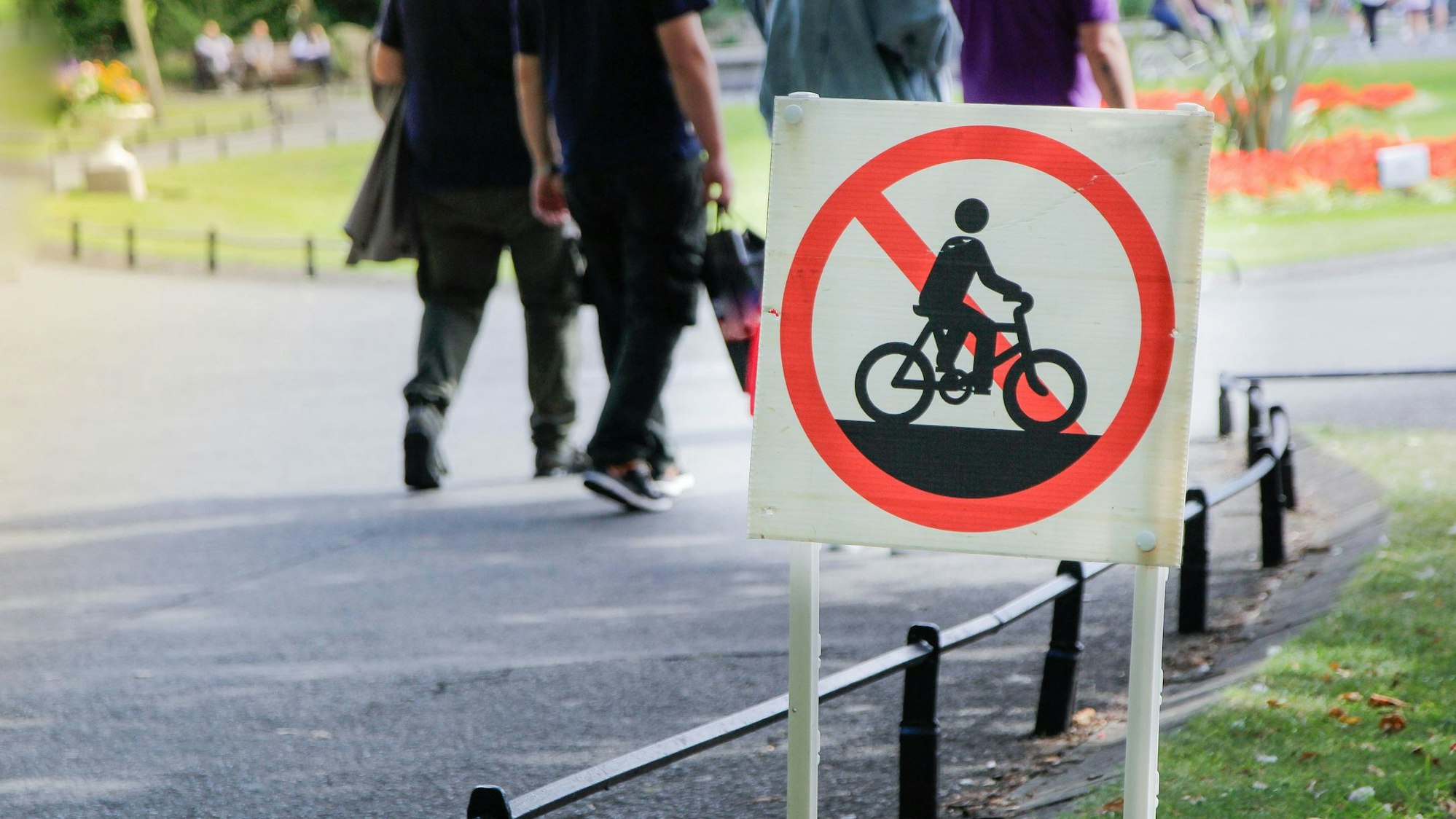 Ein Verbotsschild für Fahrradfahrer.