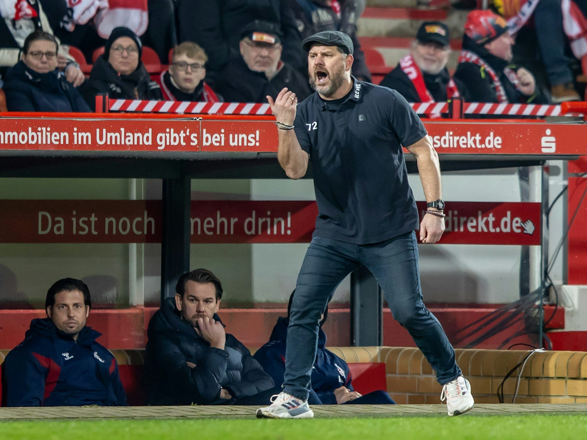 Steffen Baumgart gibt Anweisungen gegen Union Berlin.