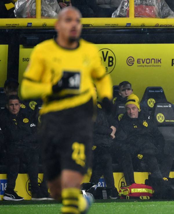 BVB-Trainer Edin Terzic fasst sich beim Spiel gegen Mainz an den Kopf.