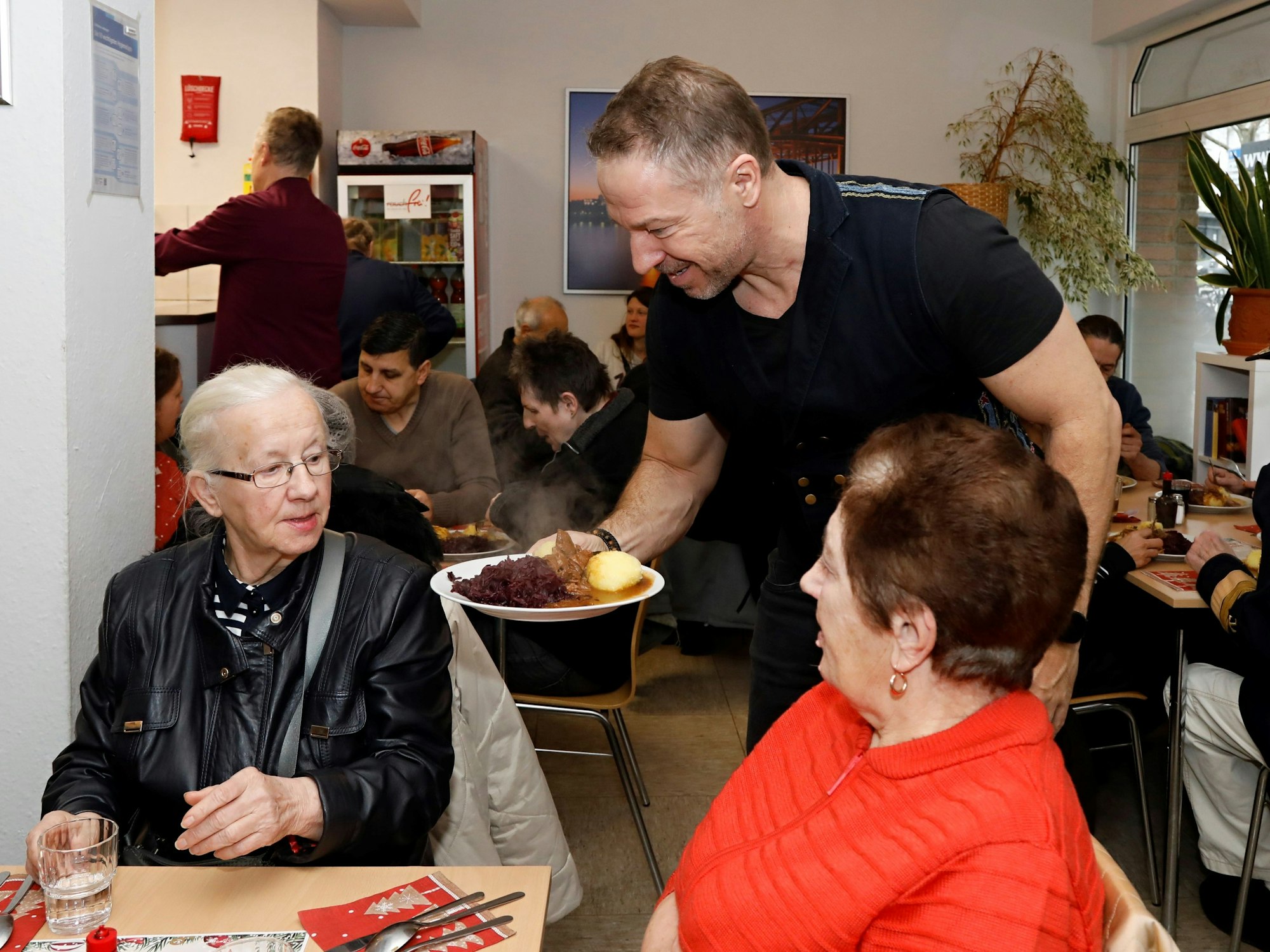 Höhner-Sänger Patrick Lück serviert beim Weihnachtsessen die Hauptspeise: Wildschwein-Gulasch.