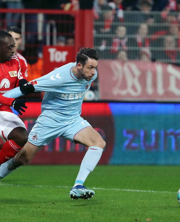 Jerome Roussillon und Mark Uth im Zweikampf.