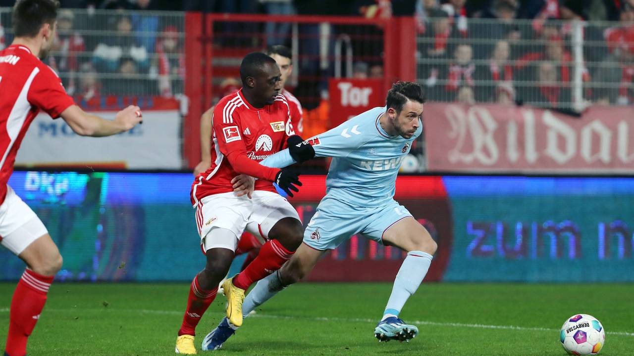 Jerome Roussillon und Mark Uth im Zweikampf.
