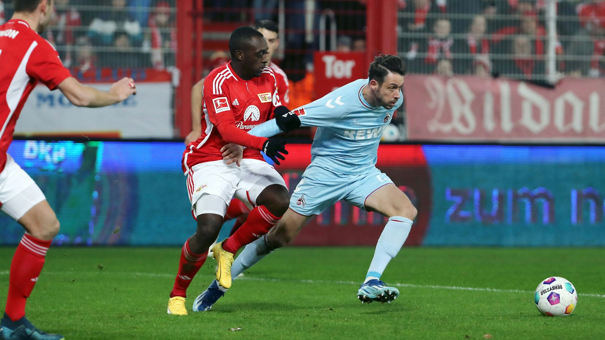 Jerome Roussillon und Mark Uth im Zweikampf.