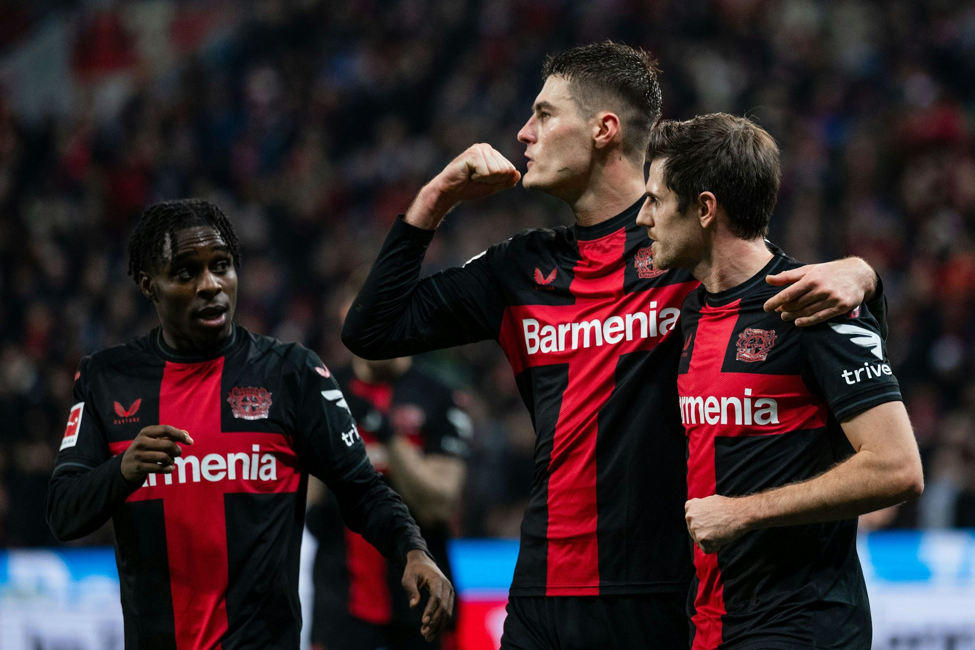 Patrik Schick (Mitte) jubelt mit Jeremie Frimpong (li.) und Jonas Hofmann.