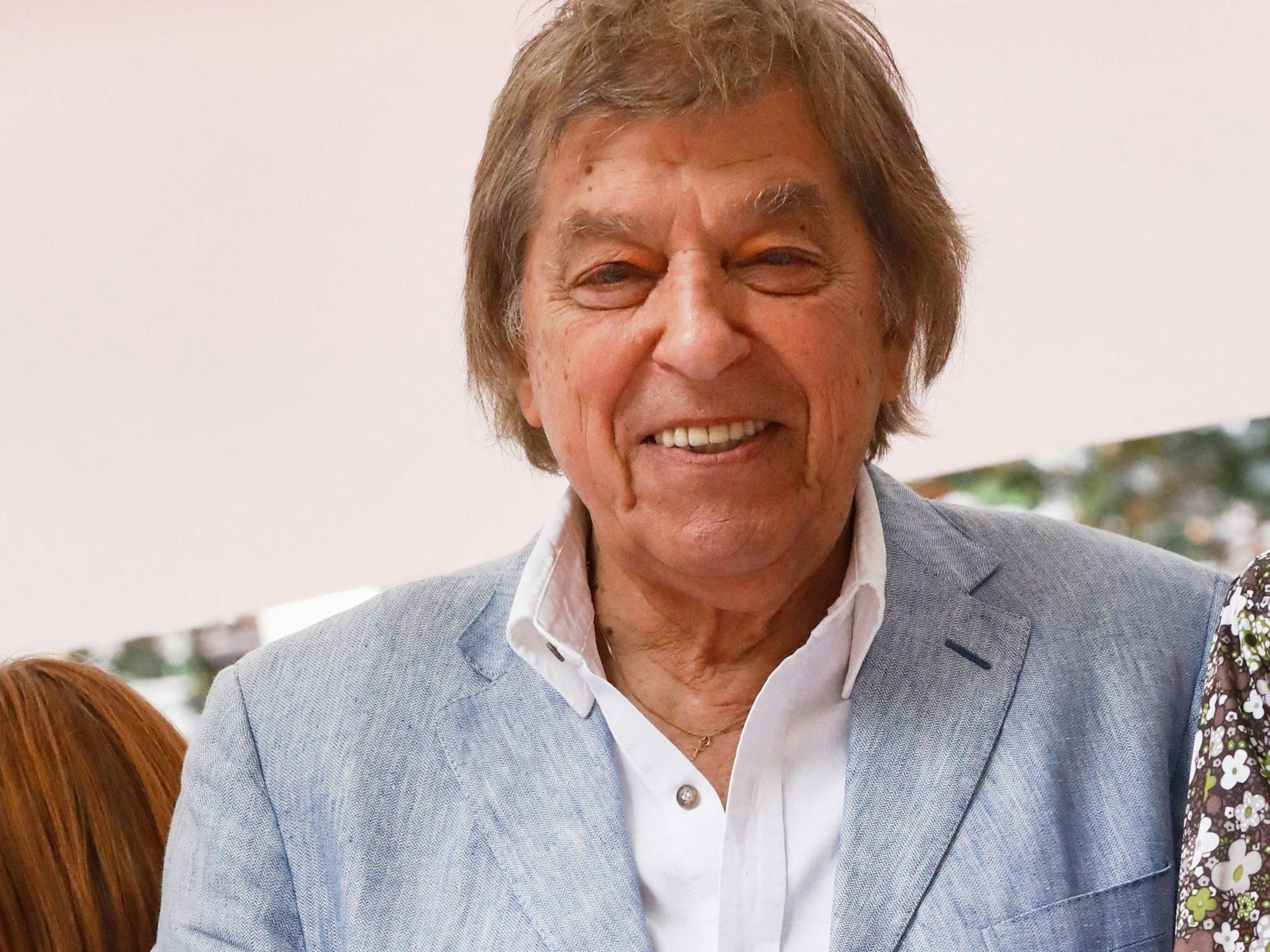 Bata Illic lächelt in die Kamera.