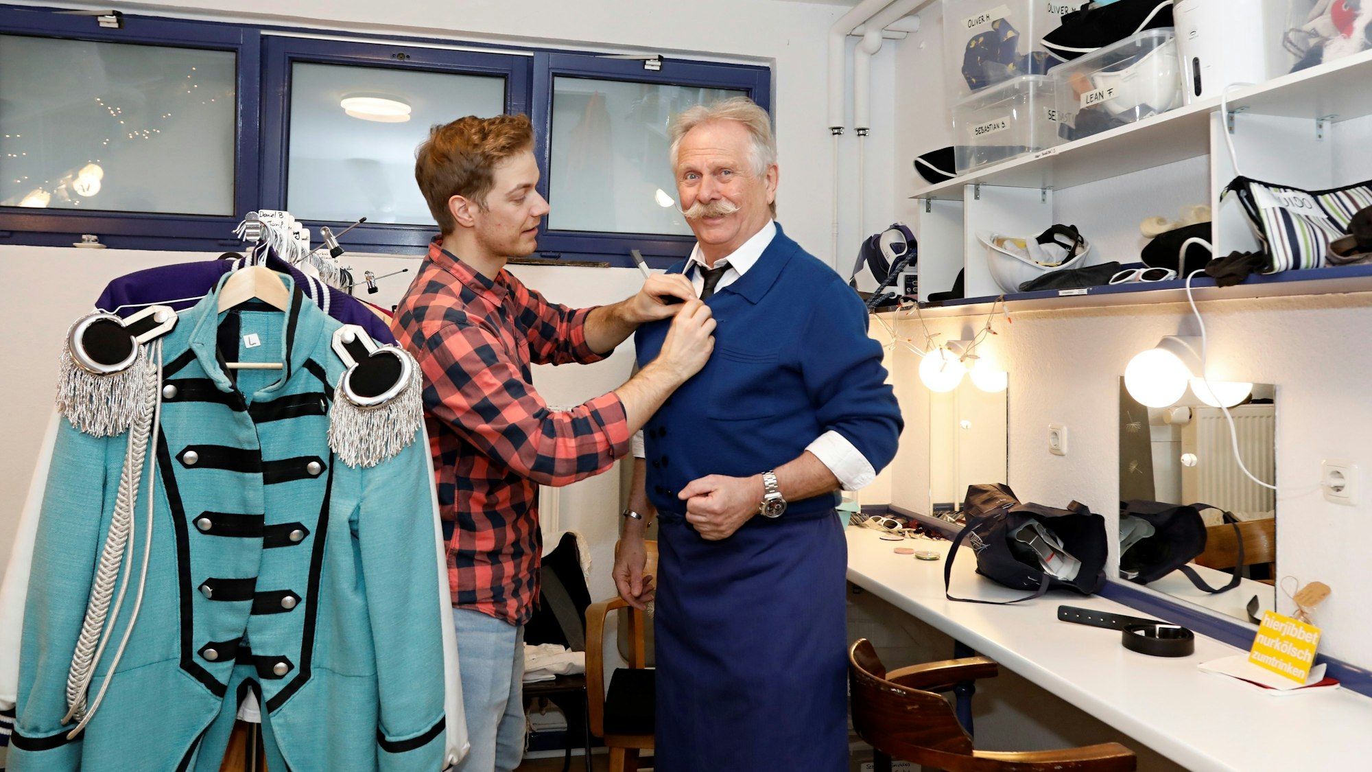 Henning Krautmacher probiert sein Kostüm an.