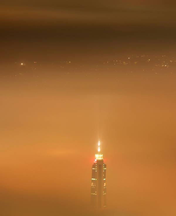 Blick auf den Avaz Twist Tower in Sarajevo, der am 19. Dezember inmitten von Smog steht.
