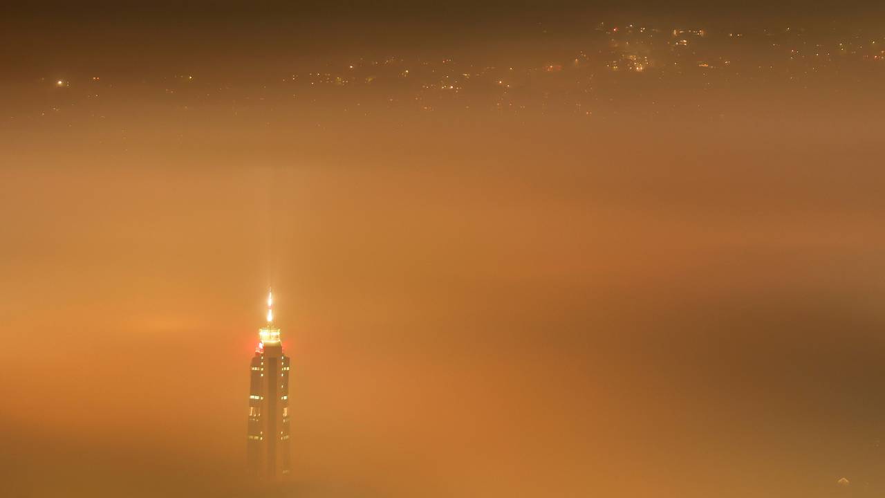 Blick auf den Avaz Twist Tower in Sarajevo, der am 19. Dezember inmitten von Smog steht.