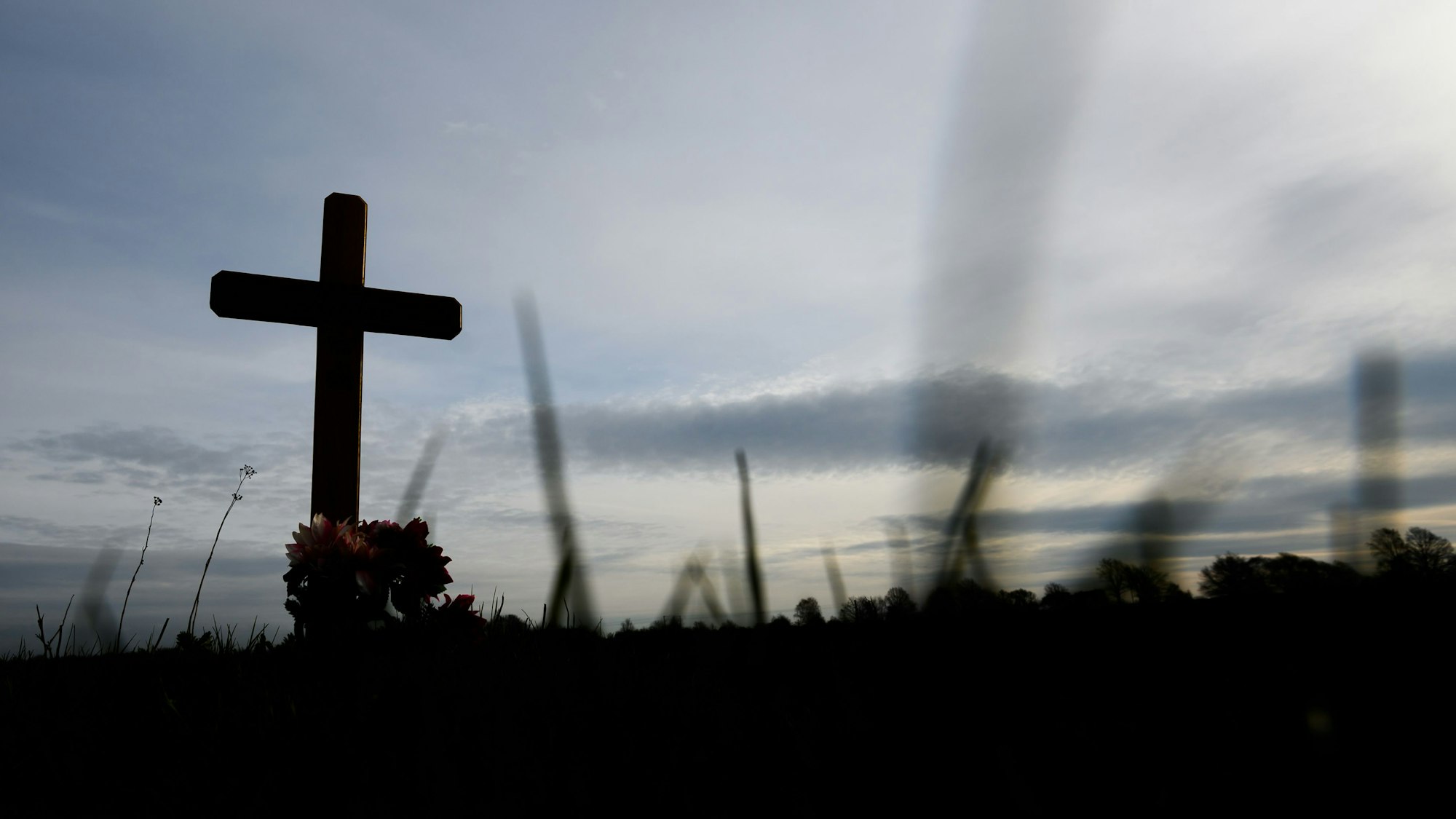 Ein Kreuz zum Gedenken an ein Opfer eines Verkehrsunfalls steht an einer Landstraße (Symbolbild): Ein neues KI-Modell kann die Lebenserwartung eines Menschen berechnen.
