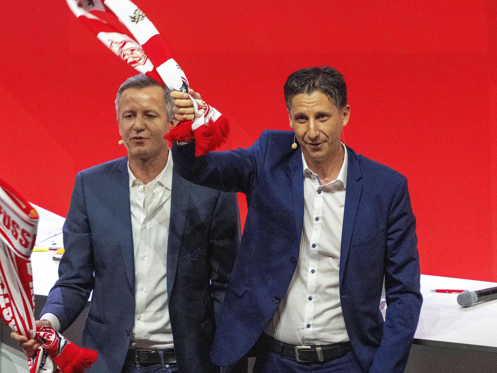 Philipp Türoff und Christian Keller schwingen Schals des FC zur Vereinshymne.