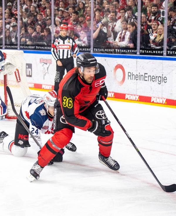 Andreas Thuresson behauptet am 17. Dezember 2023 den Puck im Spiel gegen Nürnberg.