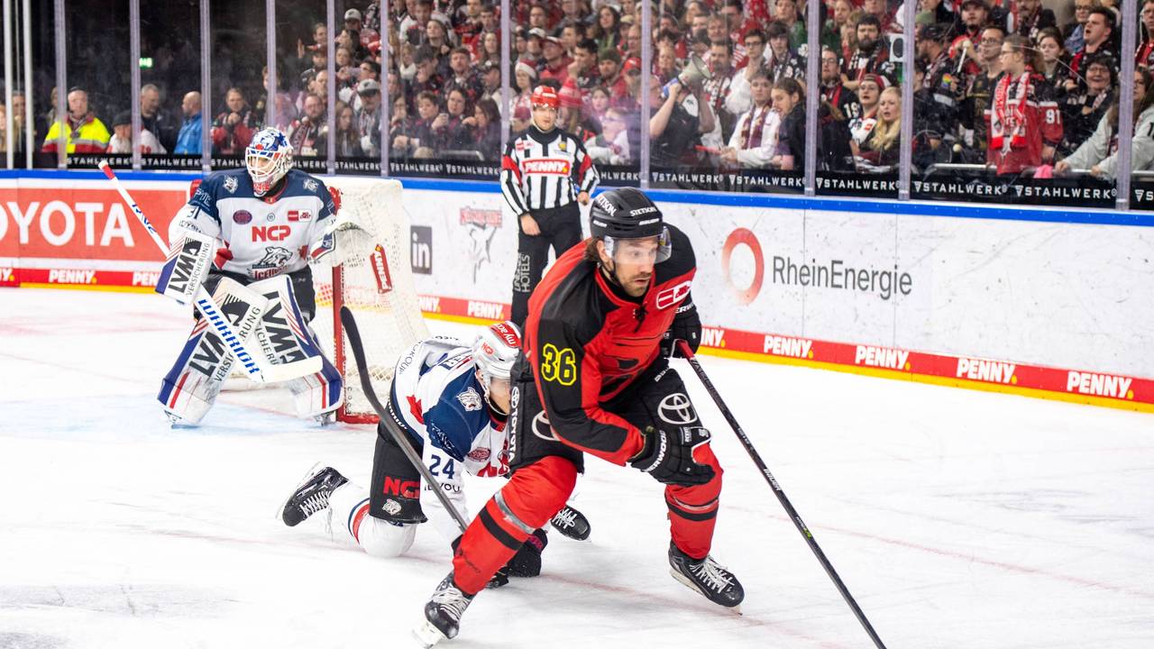 Andreas Thuresson behauptet am 17. Dezember 2023 den Puck im Spiel gegen Nürnberg.
