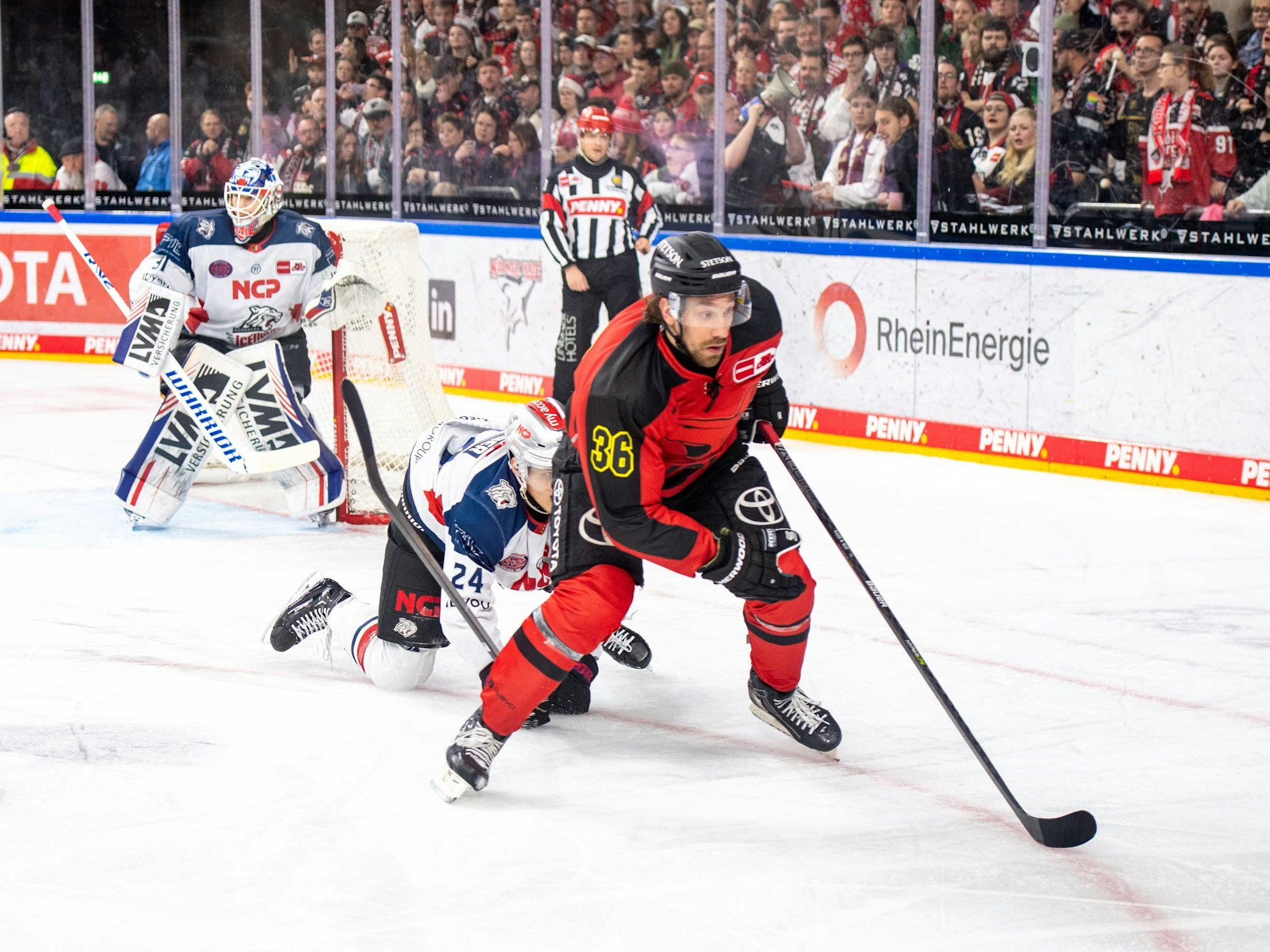 Andreas Thuresson behauptet am 17. Dezember 2023 den Puck im Spiel gegen Nürnberg.