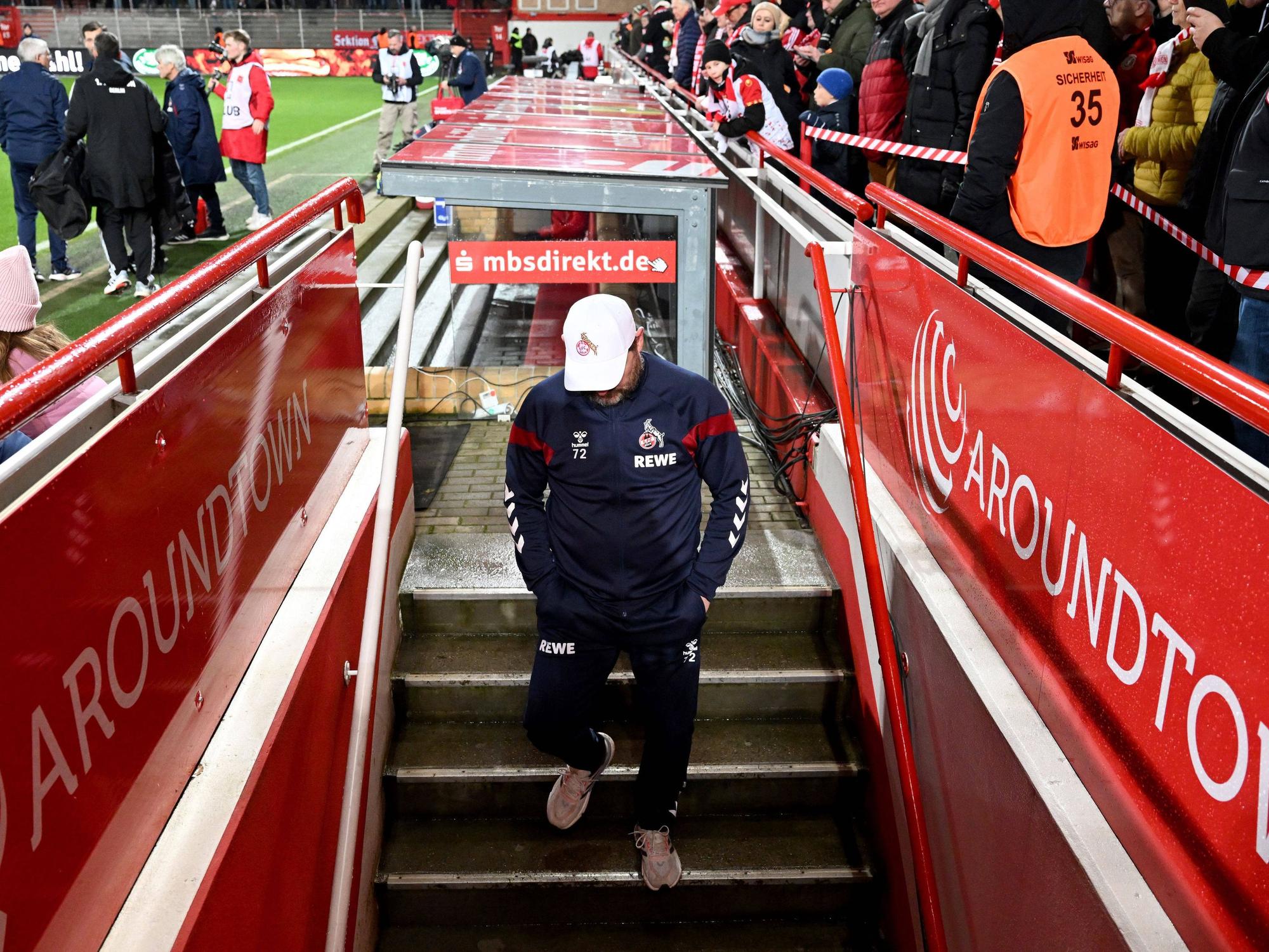 Steffen Baumgart nach dem Spiel bei Union auf dem Weg in die Katakomben.