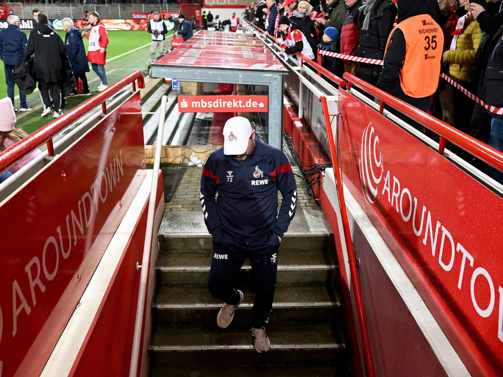 Steffen Baumgart nach dem Spiel bei Union auf dem Weg in die Katakomben.