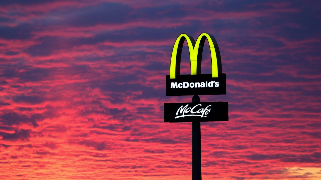 Der Abendhimmel leuchtet hinter einem McDonald's-Logo. McDonald's gibt am 25.04.2023 Zahlen für das 1. Quartal bekannt. +++ dpa-Bildfunk +++