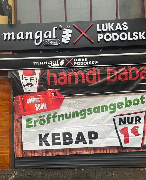 Hier eröffnet Lukas Podolski den ersten „Mangal Döner“ in der Döner-Hauptstadt Berlin, direkt am Kottbusser Tor.