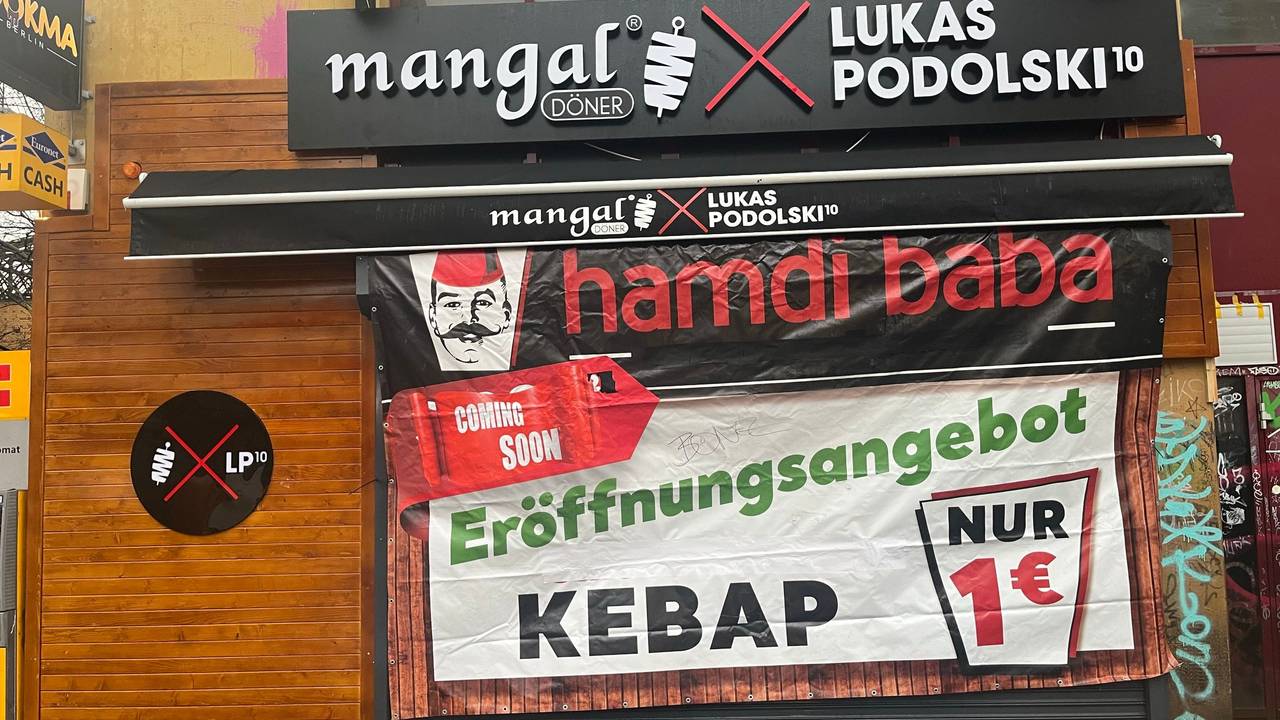Hier eröffnet Lukas Podolski den ersten „Mangal Döner“ in der Döner-Hauptstadt Berlin, direkt am Kottbusser Tor.
