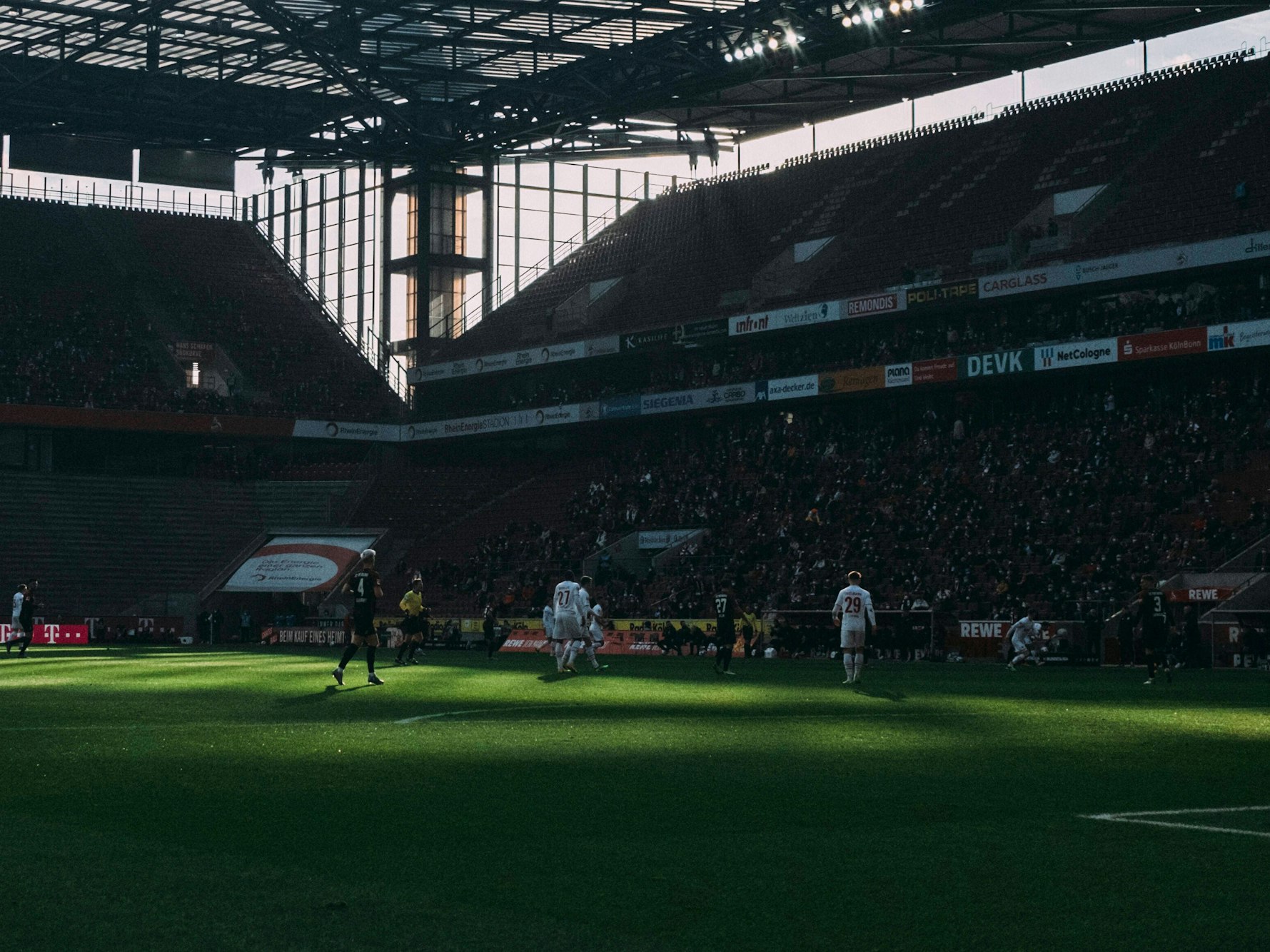 Köln, RheinEnergieStadion, 05.02.22: Licht und Schatten im Kölner Stadion im Spiel der 1.Bundesliga 1.FC Köln vs. SC Freiburg