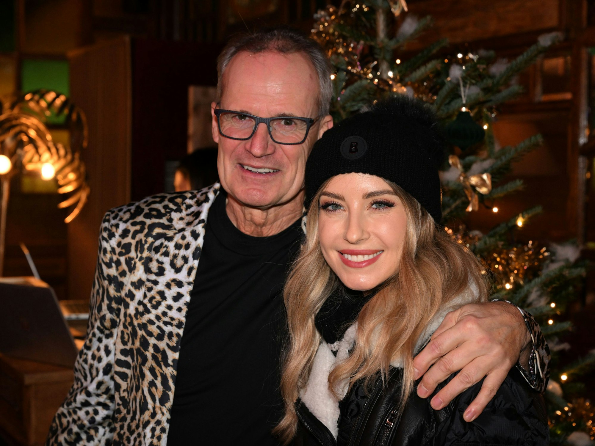 Cathy Hummels und ihr Vater Fredi Fischer stehen bei der Wohltätigkeits-Weihnachtsaktion von Cathy Hummels im Teatro Spiegelzelt.