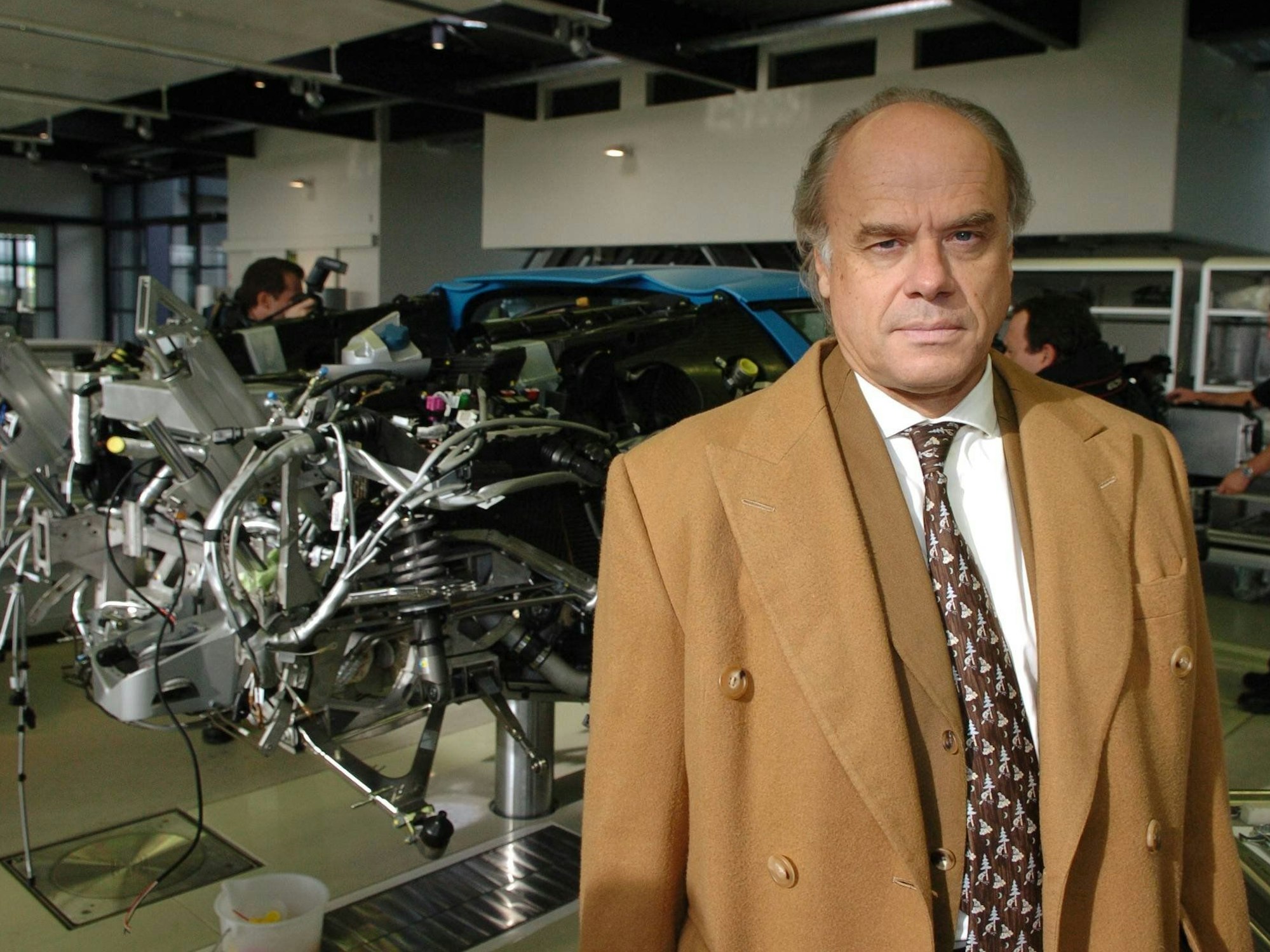 Der Chef der Volkswagen-Tochter Bugatti Autobiles, Thomas Bscher, steht am 18. November 2004 in der neuen Produktionsstätte für die Bugatti Automobile im elsässischen Molsheim.