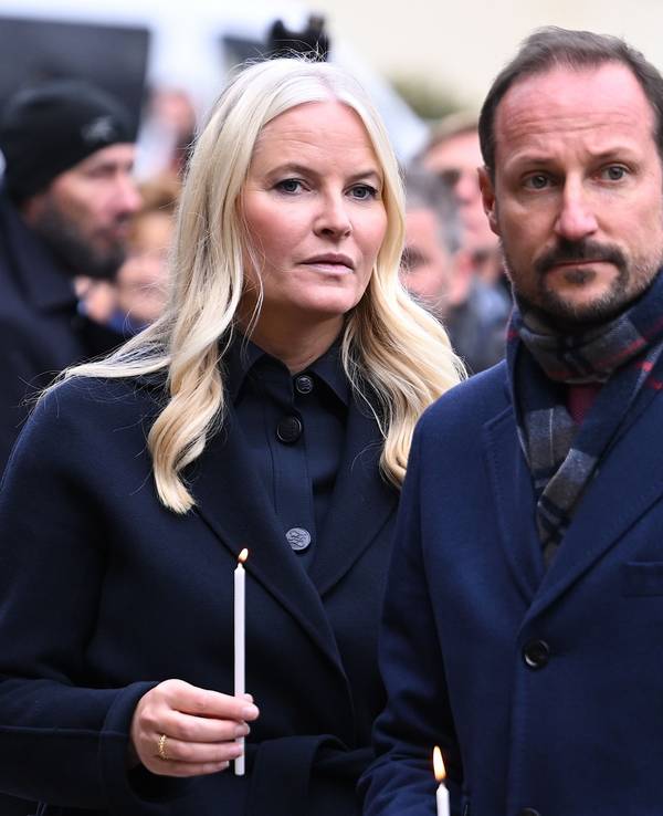 Der norwegische Kronprinz Haakon und seine Frau Kronprinzessin Mette-Marit zünden Kerzen bei der Zentralen Gedenkveranstaltung des 34. Jahrestags des Mauerfalls an der Gedenkstätte Berliner Mauer an.