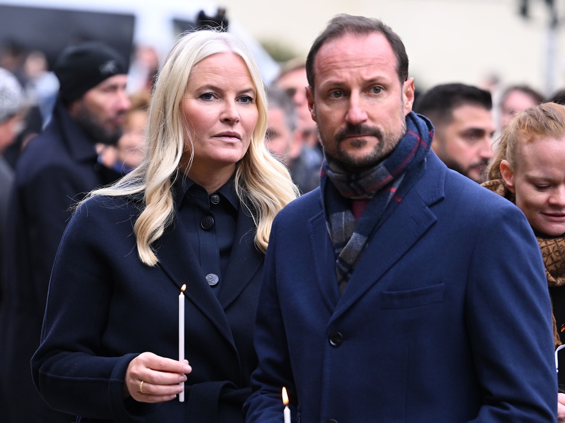 Der norwegische Kronprinz Haakon und seine Frau Kronprinzessin Mette-Marit zünden Kerzen bei der Zentralen Gedenkveranstaltung des 34. Jahrestags des Mauerfalls an der Gedenkstätte Berliner Mauer an.