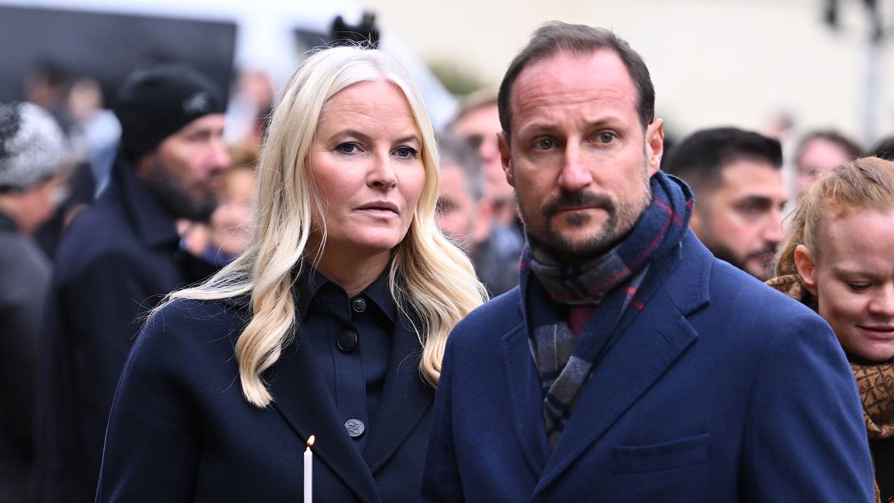 Der norwegische Kronprinz Haakon und seine Frau Kronprinzessin Mette-Marit zünden Kerzen bei der Zentralen Gedenkveranstaltung des 34. Jahrestags des Mauerfalls an der Gedenkstätte Berliner Mauer an.