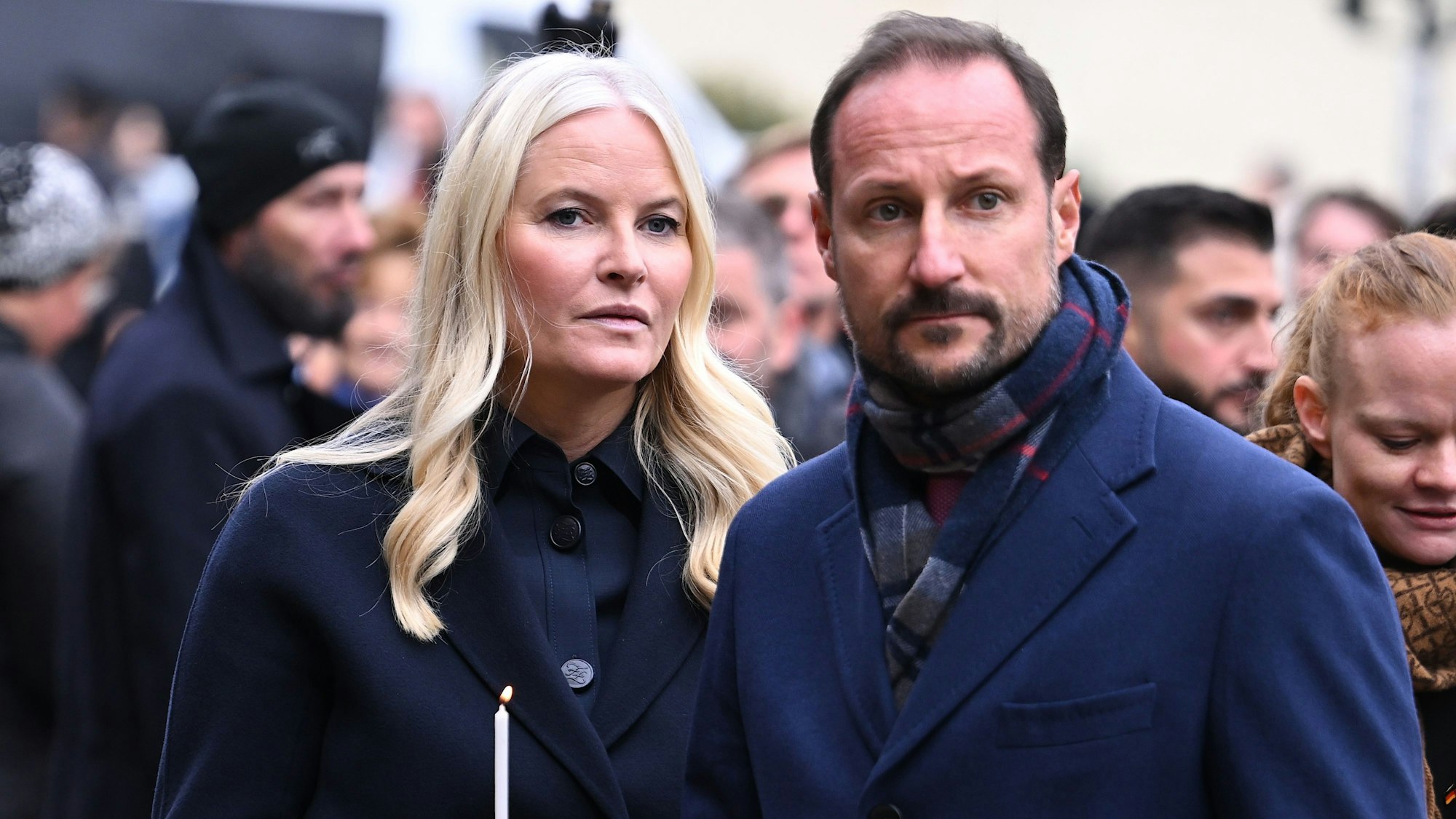 Der norwegische Kronprinz Haakon und seine Frau Kronprinzessin Mette-Marit zünden Kerzen bei der Zentralen Gedenkveranstaltung des 34. Jahrestags des Mauerfalls an der Gedenkstätte Berliner Mauer an.