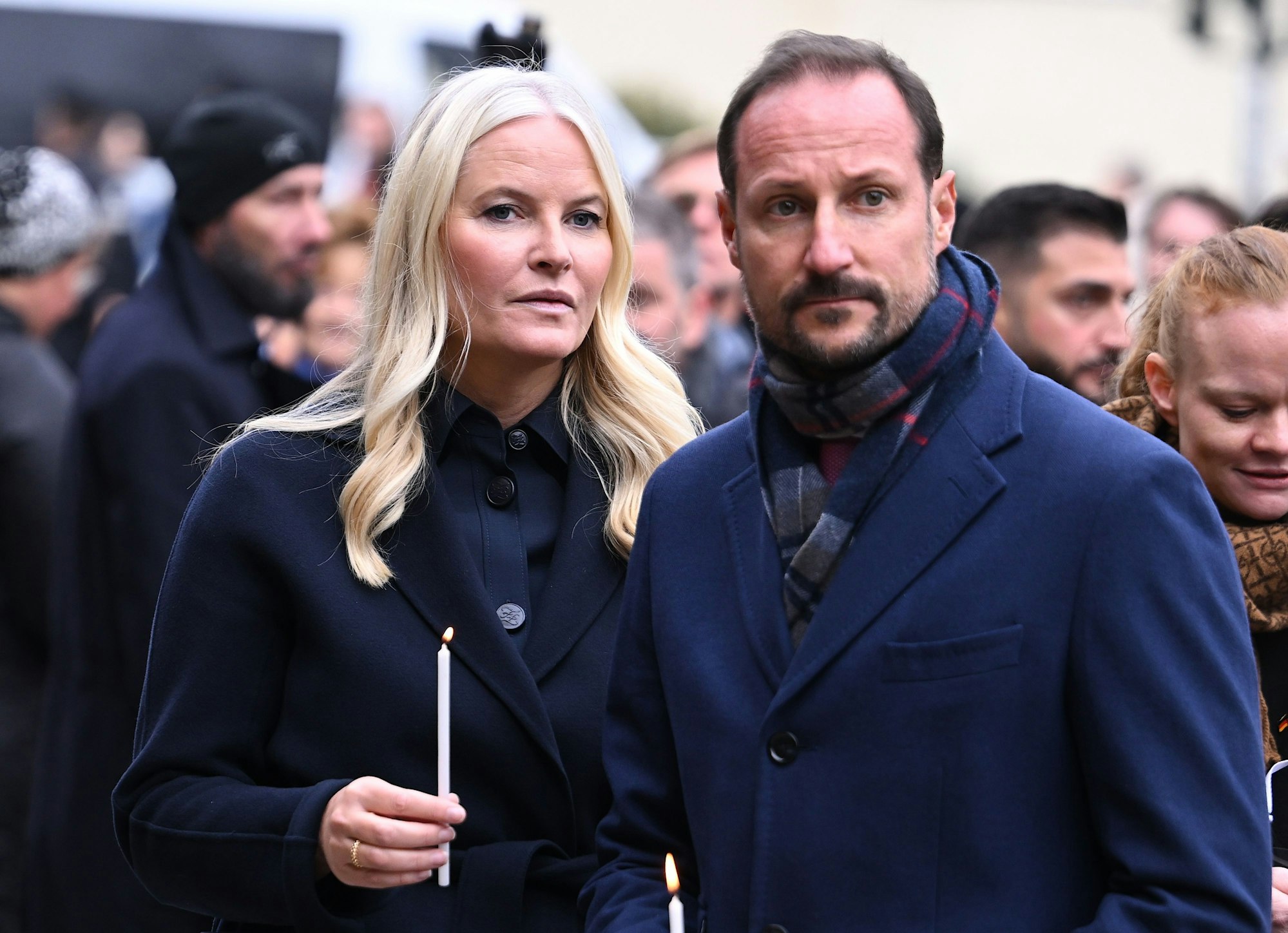 Der norwegische Kronprinz Haakon und seine Frau Kronprinzessin Mette-Marit zünden Kerzen mit einer Kerze