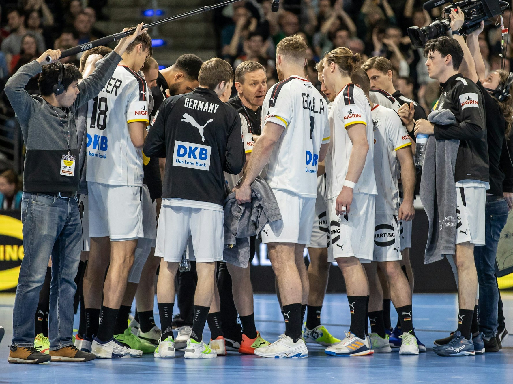 Deutschlands Bundestrainer Alfred Gislason (M) bespricht sich mit seinem Team.