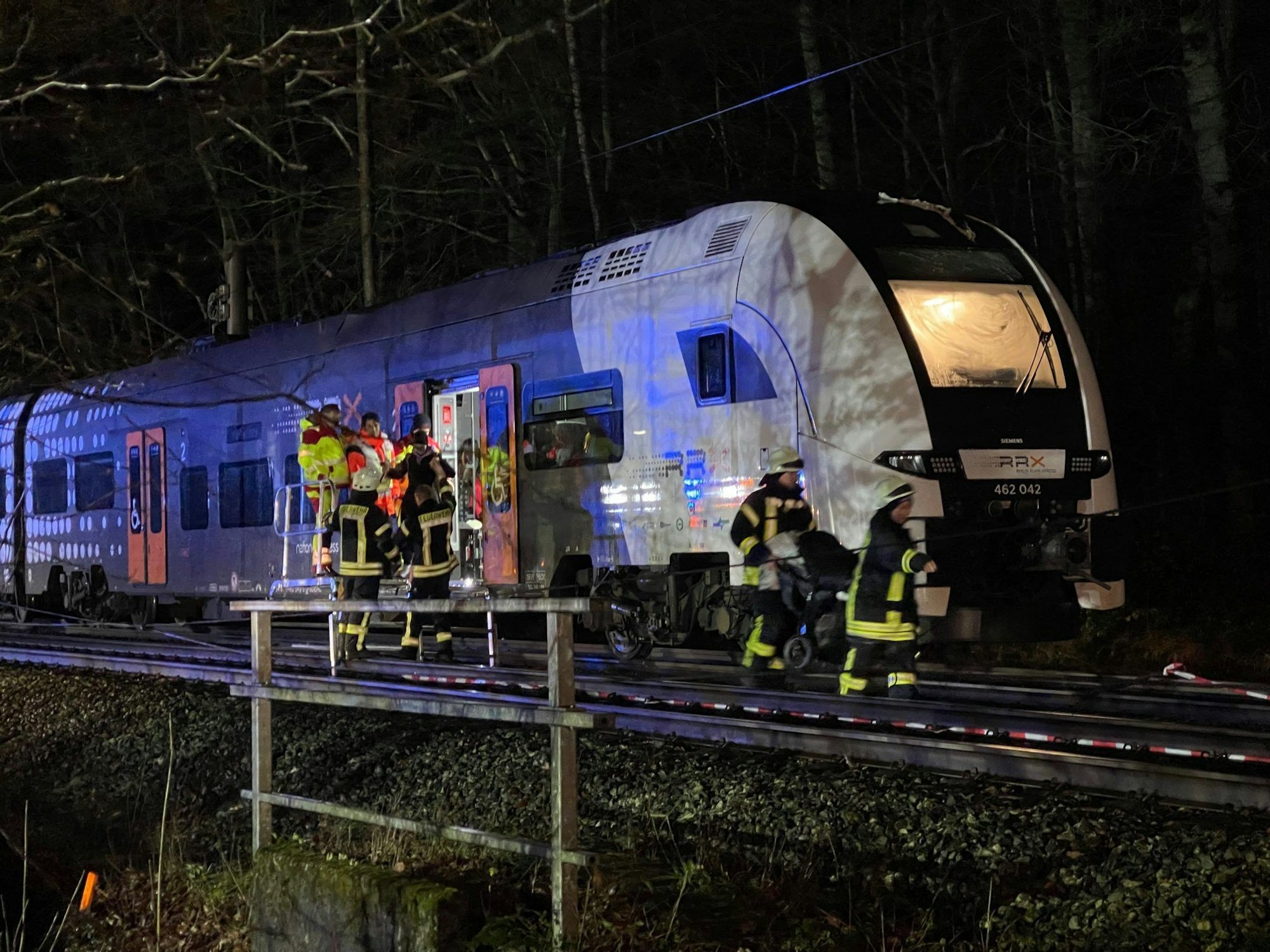 Reisende werden aus einem Regionalzug gebracht, auf den ein Baum aufgrund des Sturms gestürzt war. Nach Angaben eines Polizeisprechers konnte der Zug mit seinen 200 Reisenden nicht weiterfahren und musste auf freier Strecke geräumt werden.