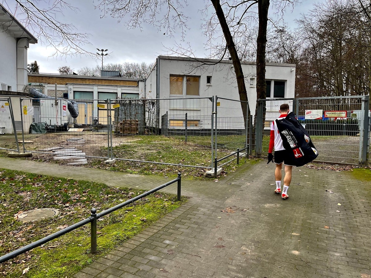 Geißbockheim: Jan Thielmann auf dem Weg in die Kabine.