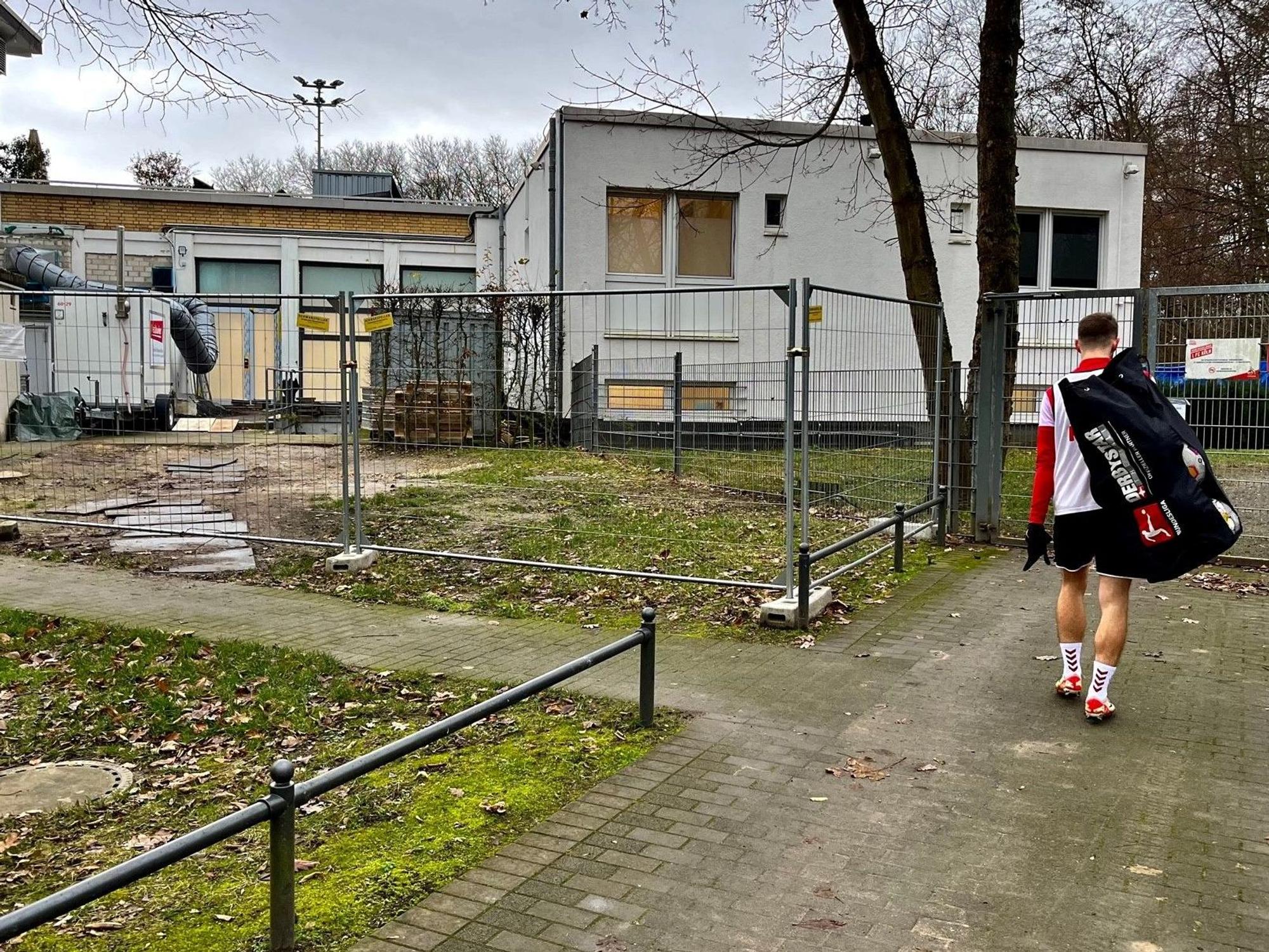 Geißbockheim: Jan Thielmann auf dem Weg in die Kabine.