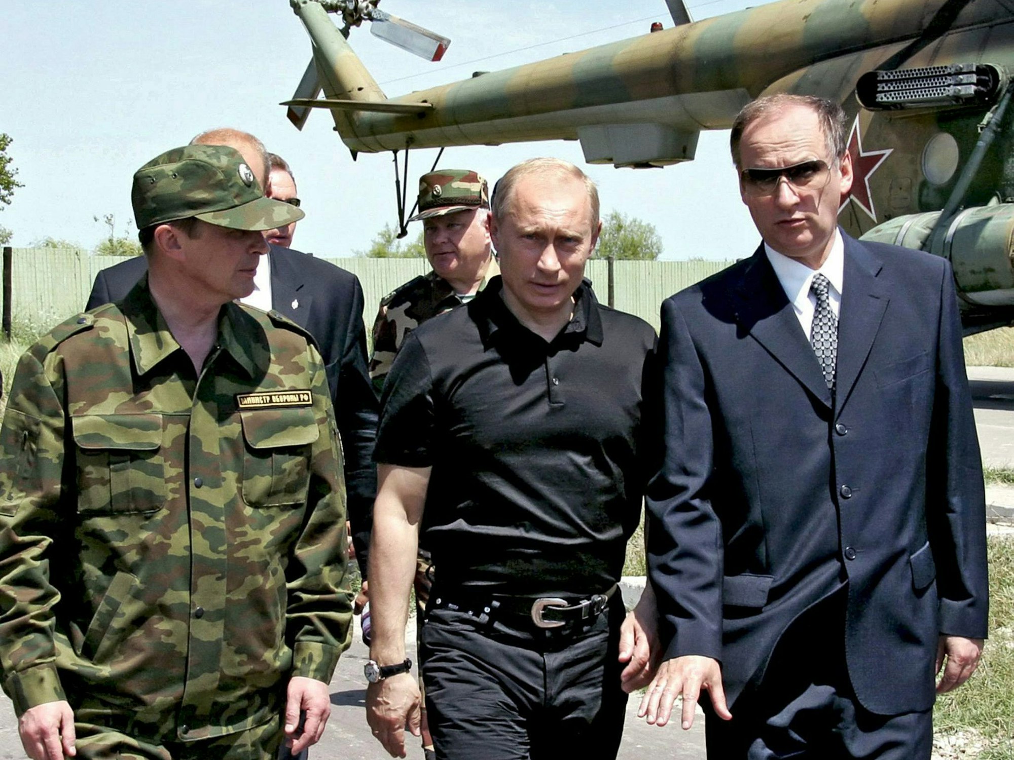 Kennen sich schon sehr lange: Präsident Putin (Mitte) und Nikolai Patruschew (links). Bereits in den 1970er-Jahren sollen sich beide kennengelernt und eng zusammengearbeitet haben. 1999 wurde Patruschew nach Putin Leiter des Inlandsgeheimdienstes FSB.