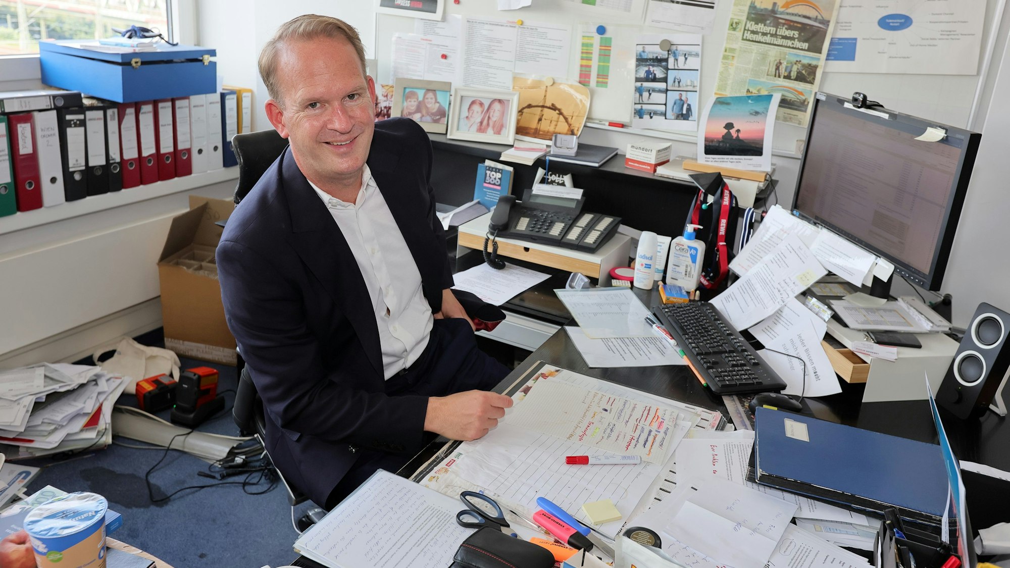 Stefan Löcher am Schreibtisch in der Lanxess-Arena.
