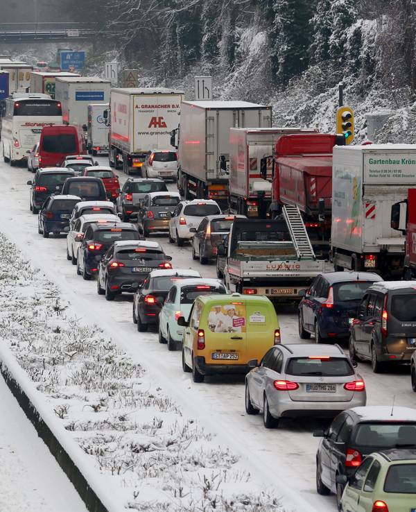 PKW und LKWs stauen sich am 11.12.2017 auf der Autobahn A40 in Mülheim (Nordrhein-Westfalen) in Fahrtrichtung Dortmund.
