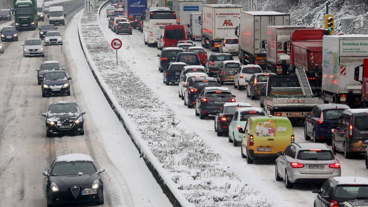 PKW und LKWs stauen sich am 11.12.2017 auf der Autobahn A40 in Mülheim (Nordrhein-Westfalen) in Fahrtrichtung Dortmund.