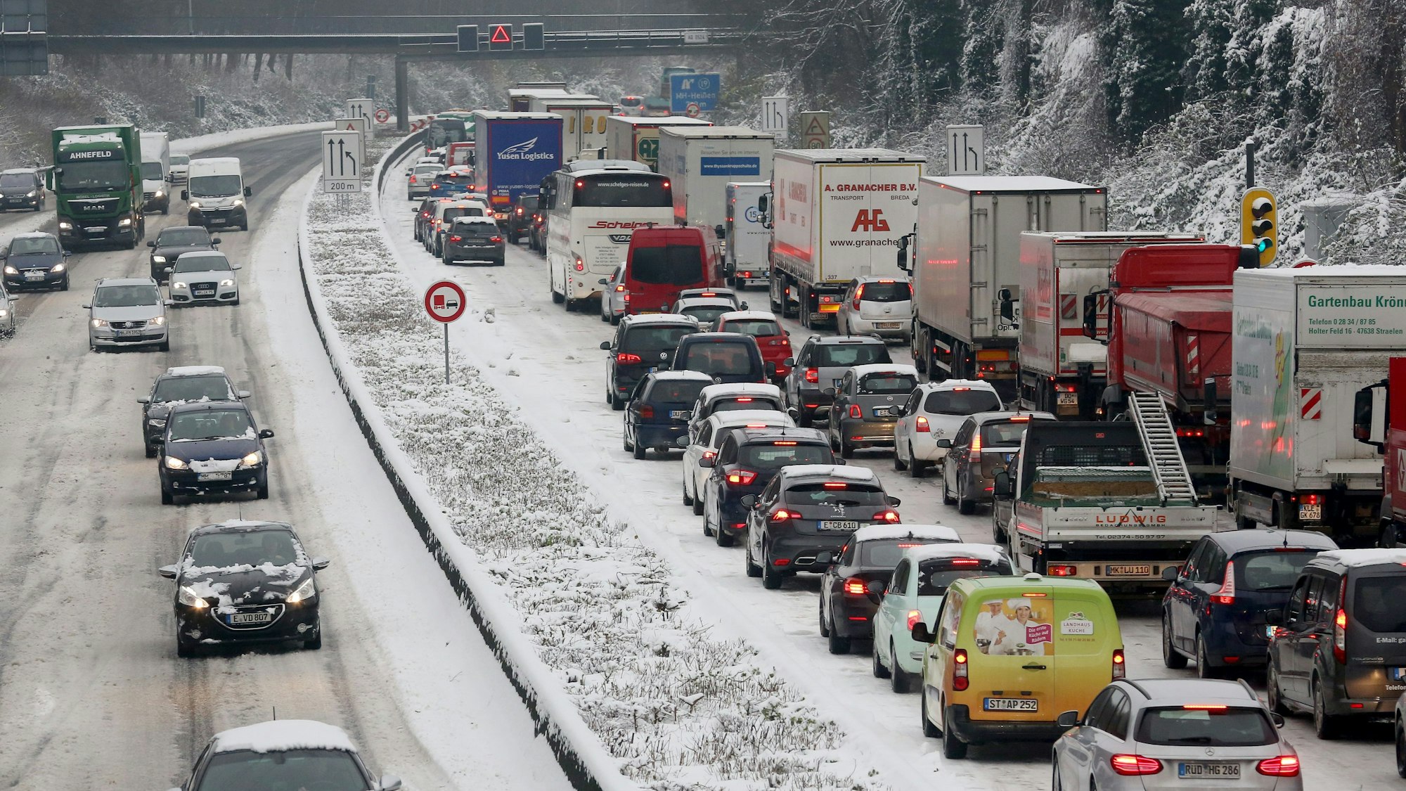 PKW und LKWs stauen sich am 11.12.2017 auf der Autobahn A40 in Mülheim (Nordrhein-Westfalen) in Fahrtrichtung Dortmund.