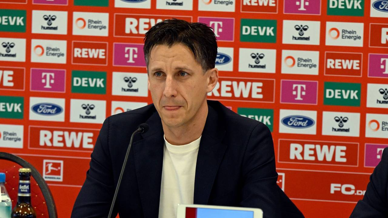 Christian Keller, Geschäftsführer 1. FC Köln, spricht zu den Medienvertretern.